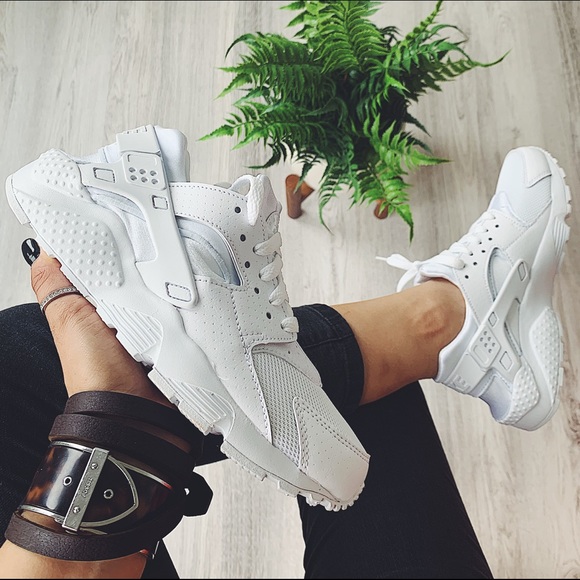 Nike Shoes - Nike huarache run sneakers